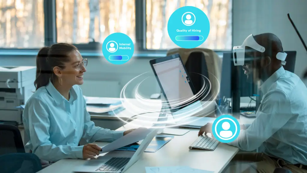 Dois colegas de trabalho num escritório com sobreposição digital de agentes de IA a monitorizar indicadores de RH como mobilidade interna e qualidade de contratação