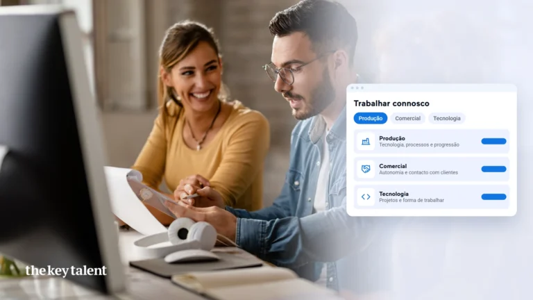 Dois colegas a rever um documento, ao lado de uma página de carreiras organizada por equipa: Produção, Comercial e Tecnologia.